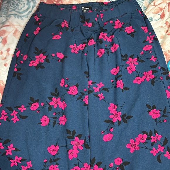 NWOT Torrid Floral Crepe Wide Leg Pant, size 00, m/l 10 - Picture 4 of 5